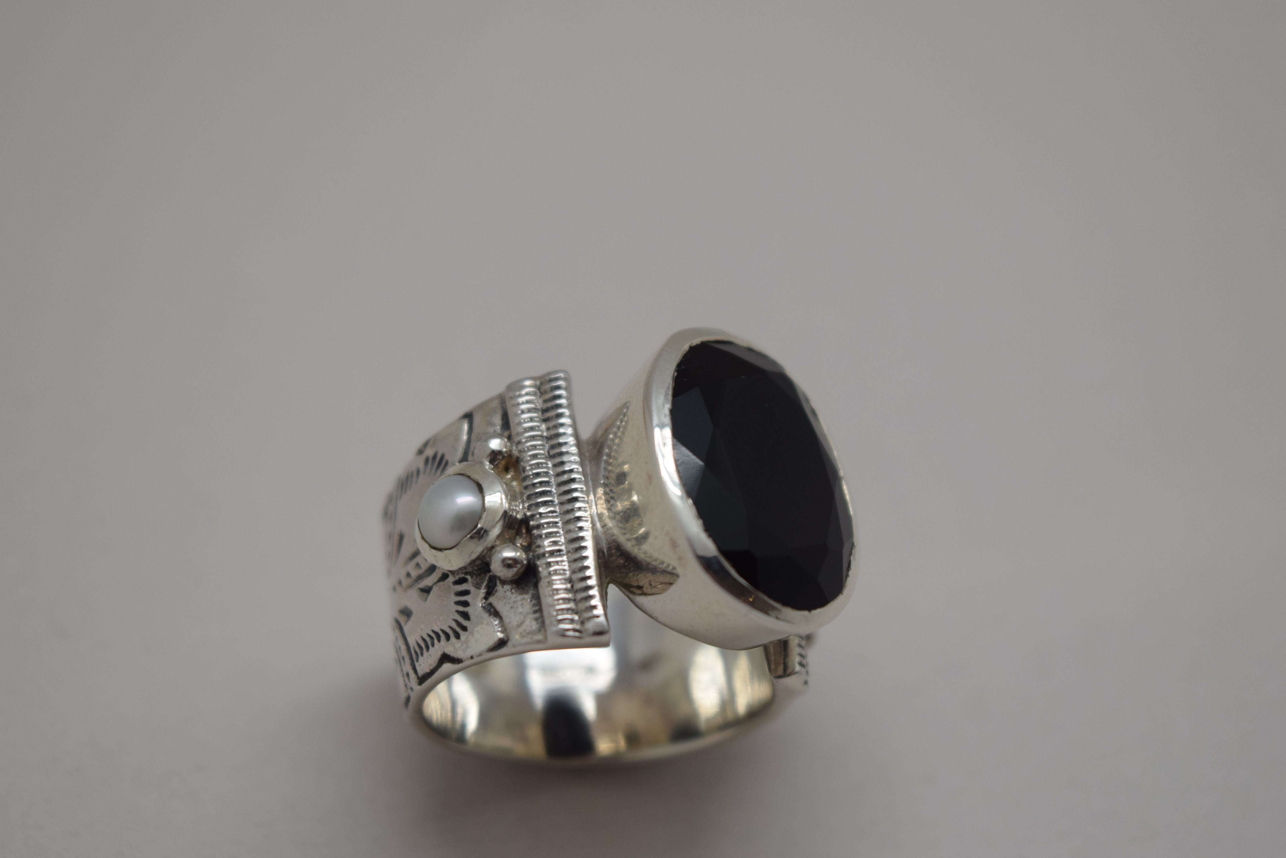 BAGUE ETHNIQUE ONYX & PERLES