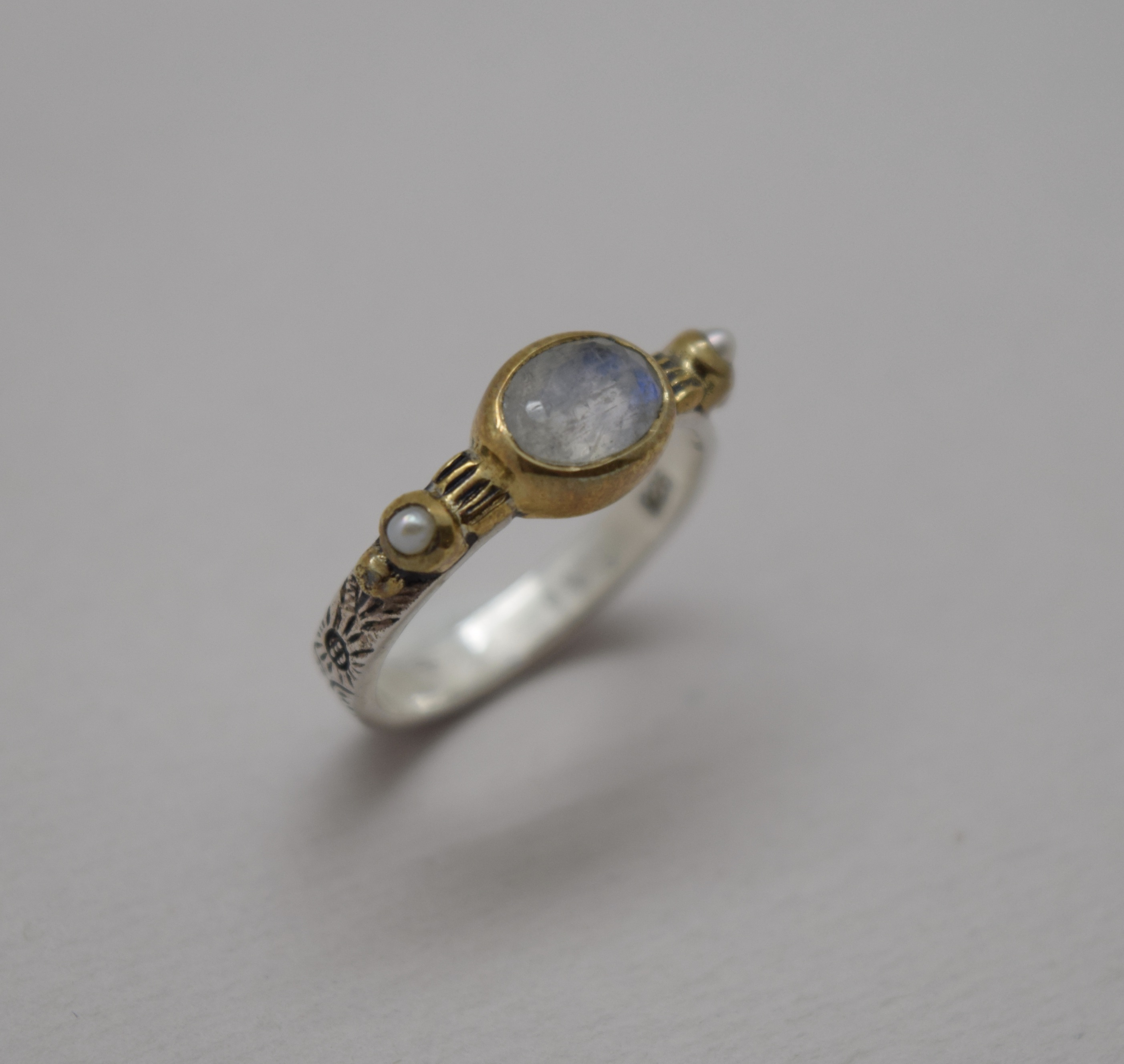 BAGUE LITTLE ETHNIQUE PIERRE DE LUNE & PERLES