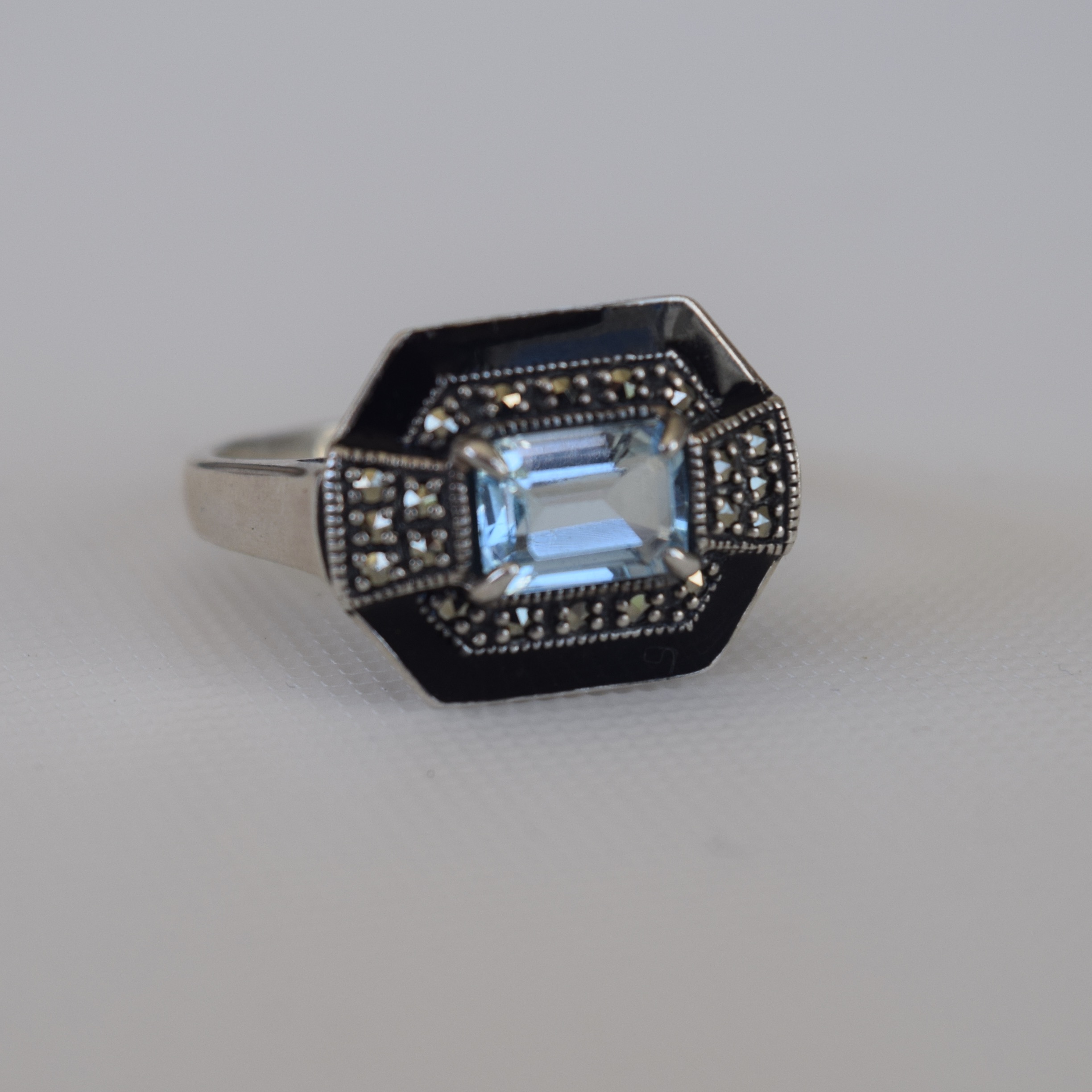 BAGUE TOPAZE BLEUE EMAIL NOIR