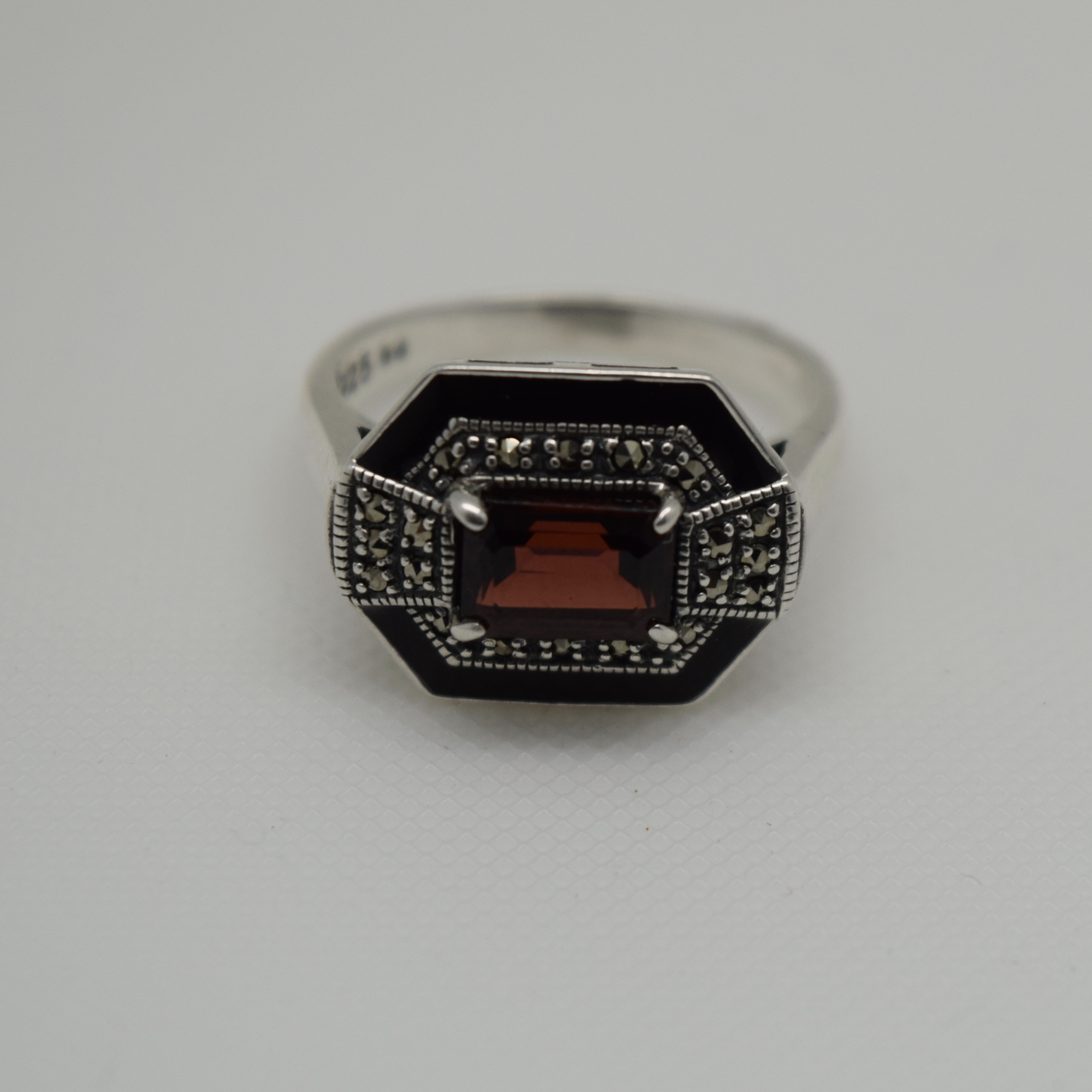 Bague Grenat marcassites émail noir Agt 925