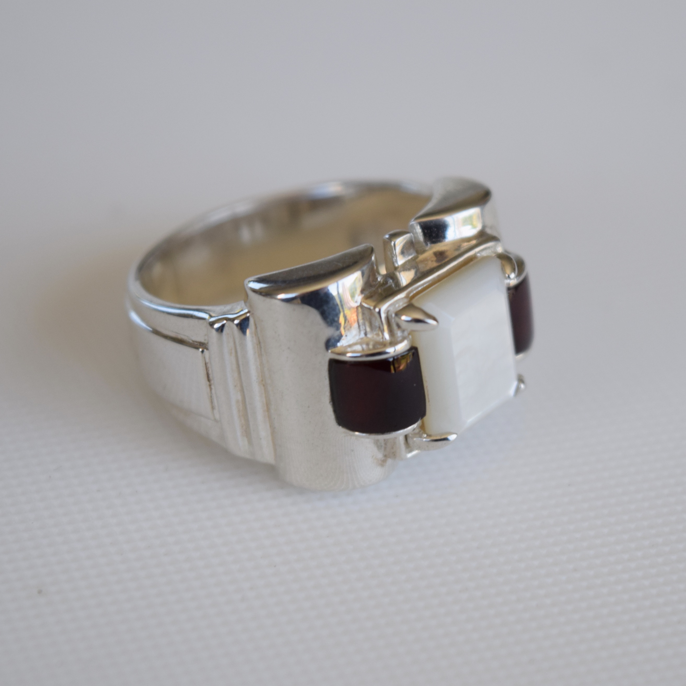 BAGUE TANK NACRE ET GRENATS