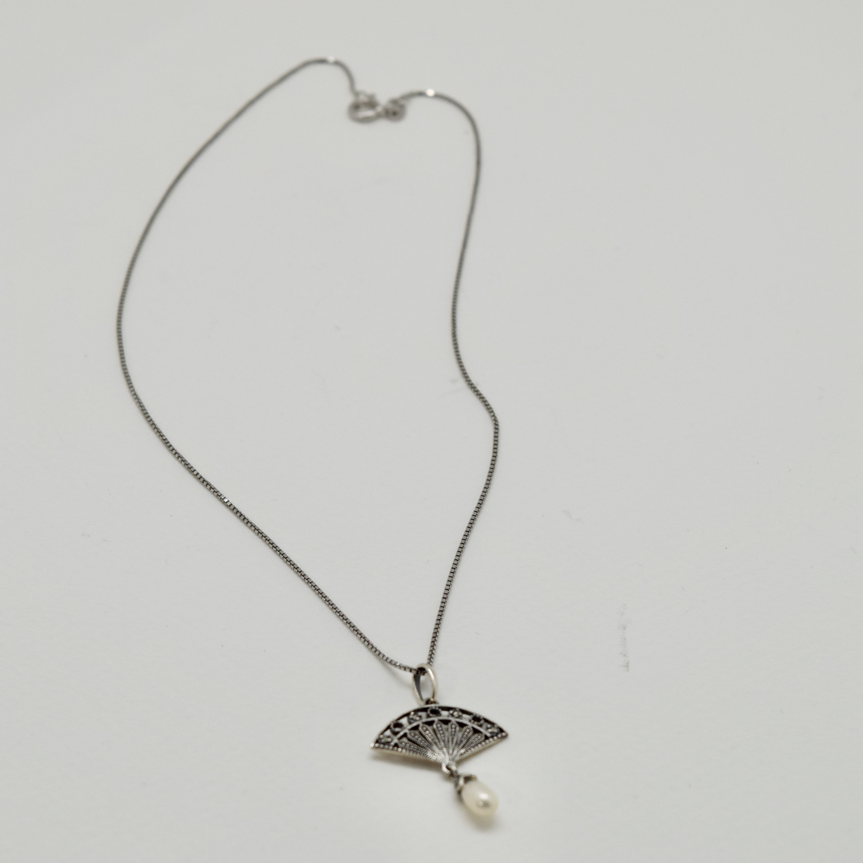 PENDENTIF EVENTAIL ET PERLE