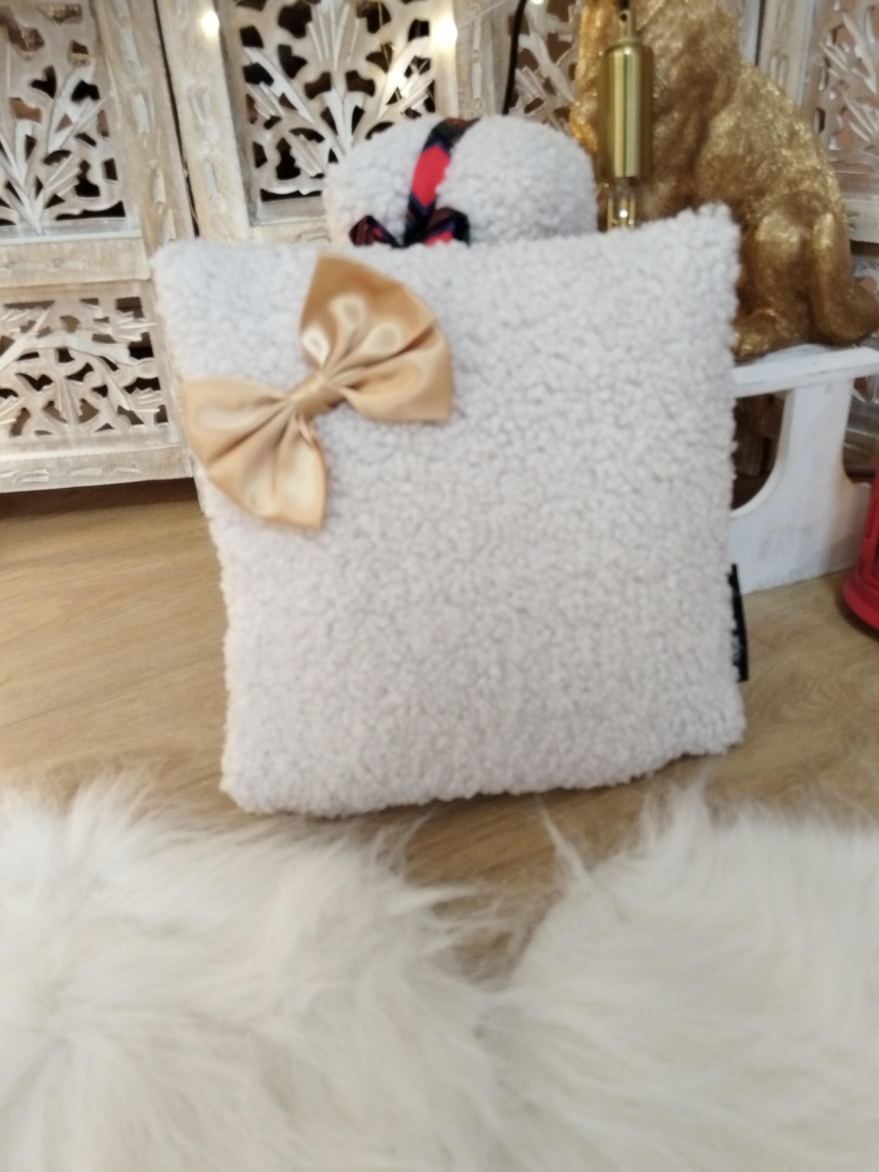 Housse Coussin 25x25 -  Tradition - Fourrure Bouclette Noeud doré 